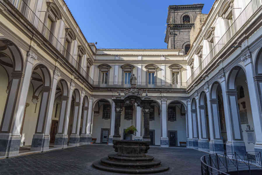 053 - Italia - Nápoles - complejo monumental de San Lorenzo Maggiore - claustro.jpg